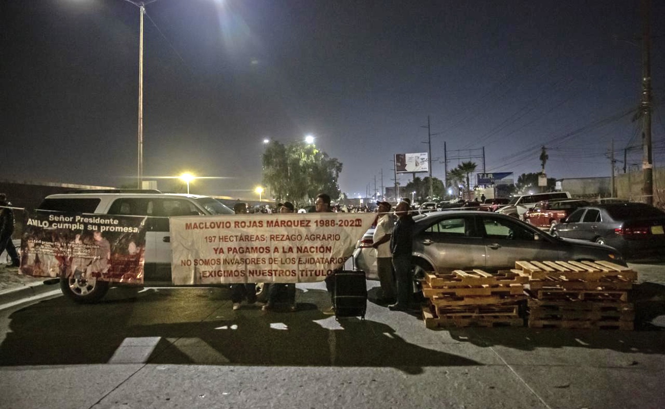 Bloquearon carretera al Aeropuerto por plantón de posesionaremos del Maclovio Rojas