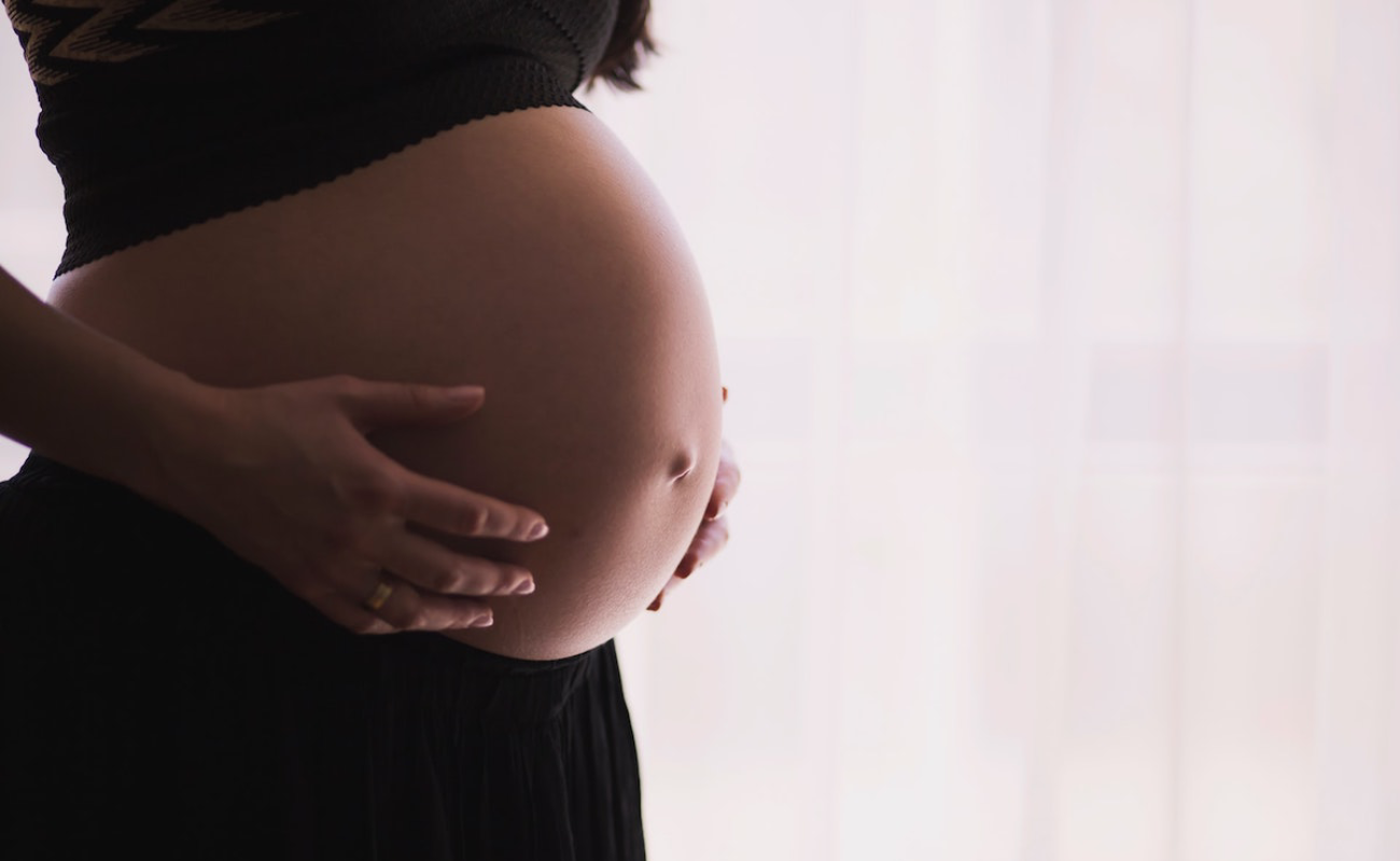 Deben mujeres embarazadas acudir a control prenatal una vez al mes