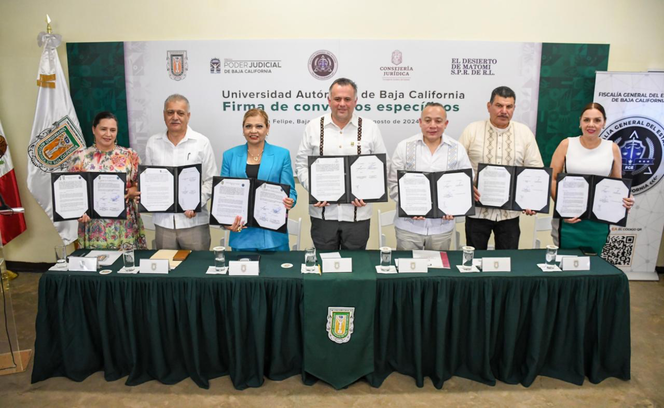 Firma Fiscal Ma. Elena Andrade Ramírez convenio con la UABC