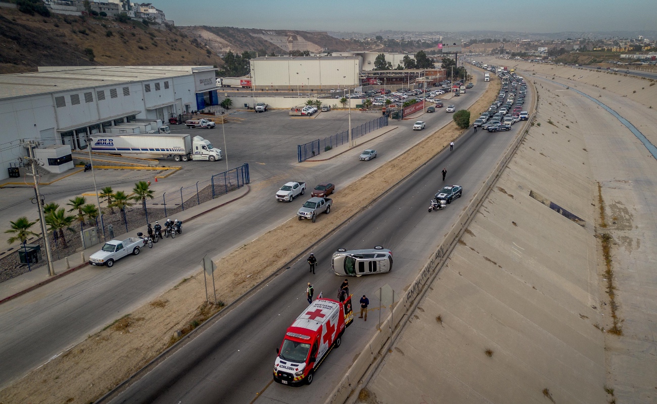 Accidente con volcadura sobre Vía Rápida Alamar deja dos vehículos dañados