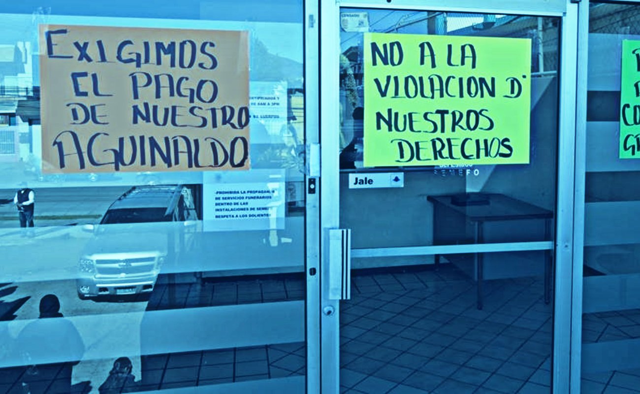 Protestan empleados frente al Semefo de Ensenada