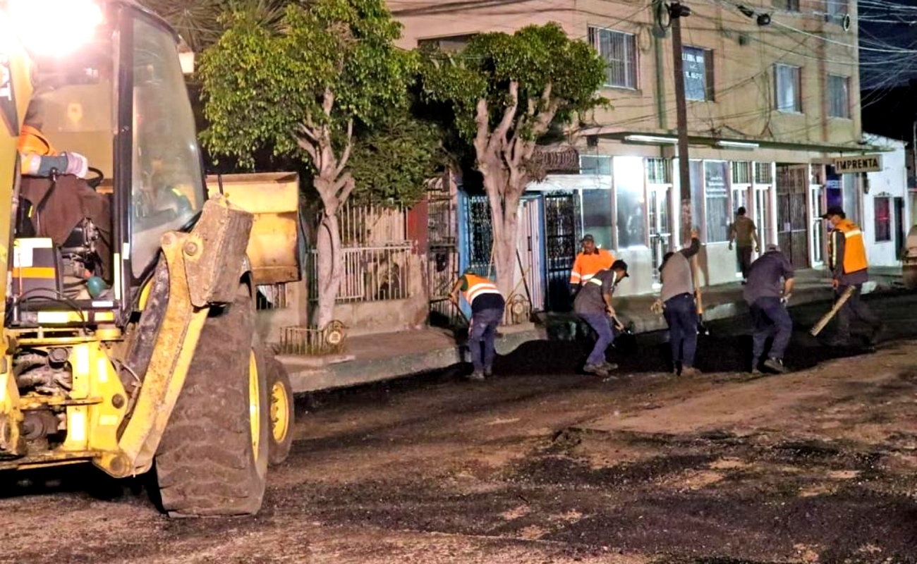 Avanzan trabajos de bacheo nocturno en Tijuana
