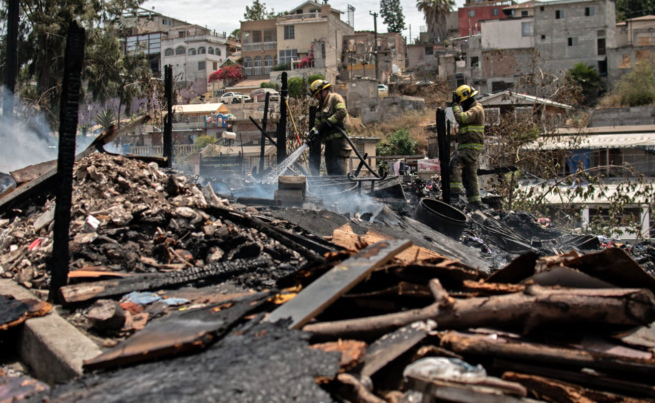 Consume incendio una casa y dos carros particulares en la Sánchez Taboada