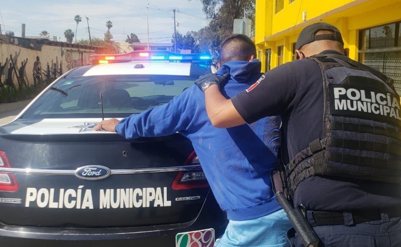 Aseguran a ladrón de farmacia de Ensenada