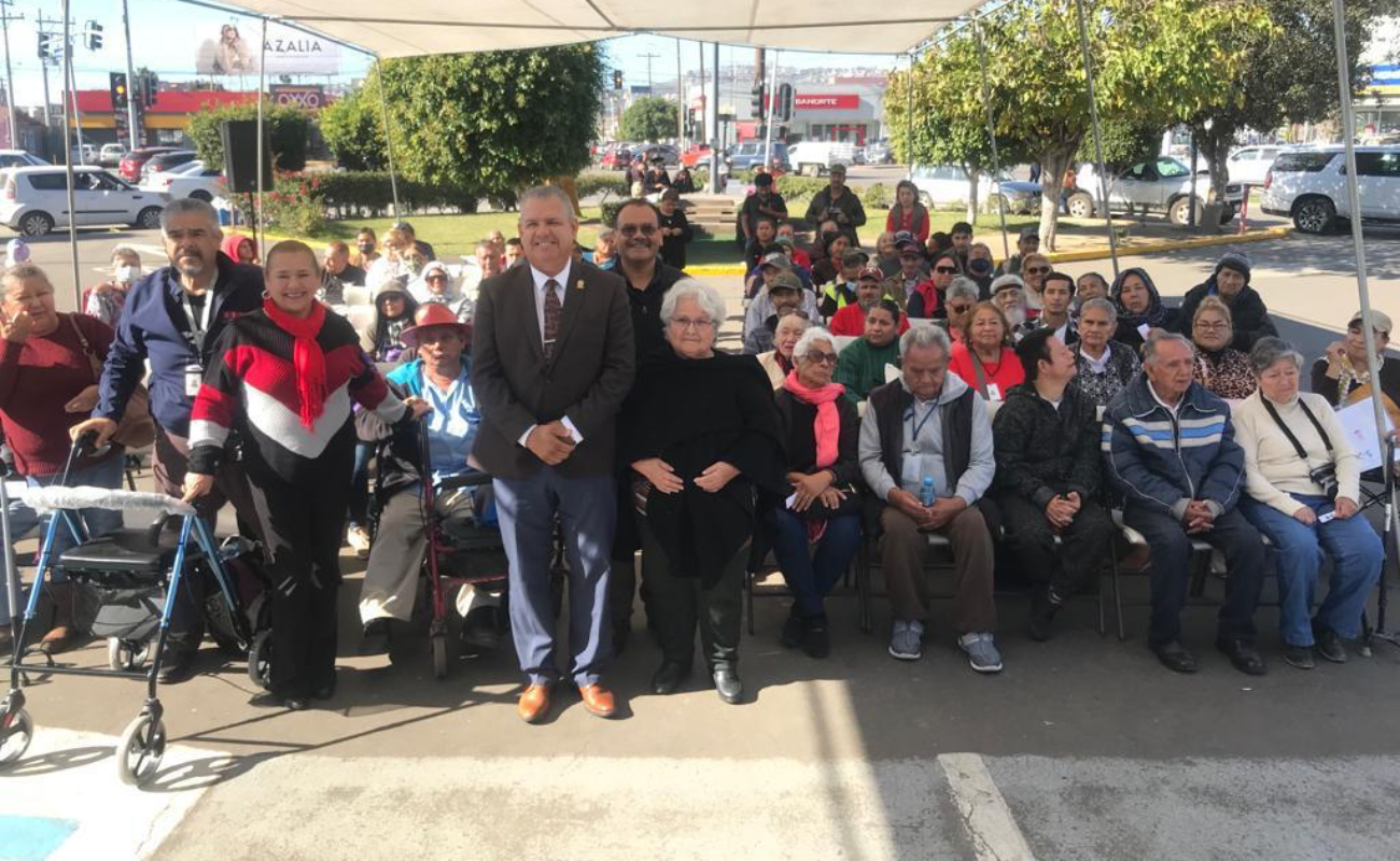 Entregan Gobierno de Ensenada y Mercado Mayorista apoyos para movilidad de adultos mayores