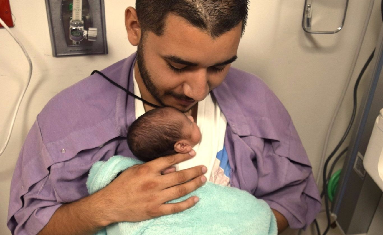 Promueve Hospital Materno Infantil involucramiento masculino en los cuidados del recién nacido