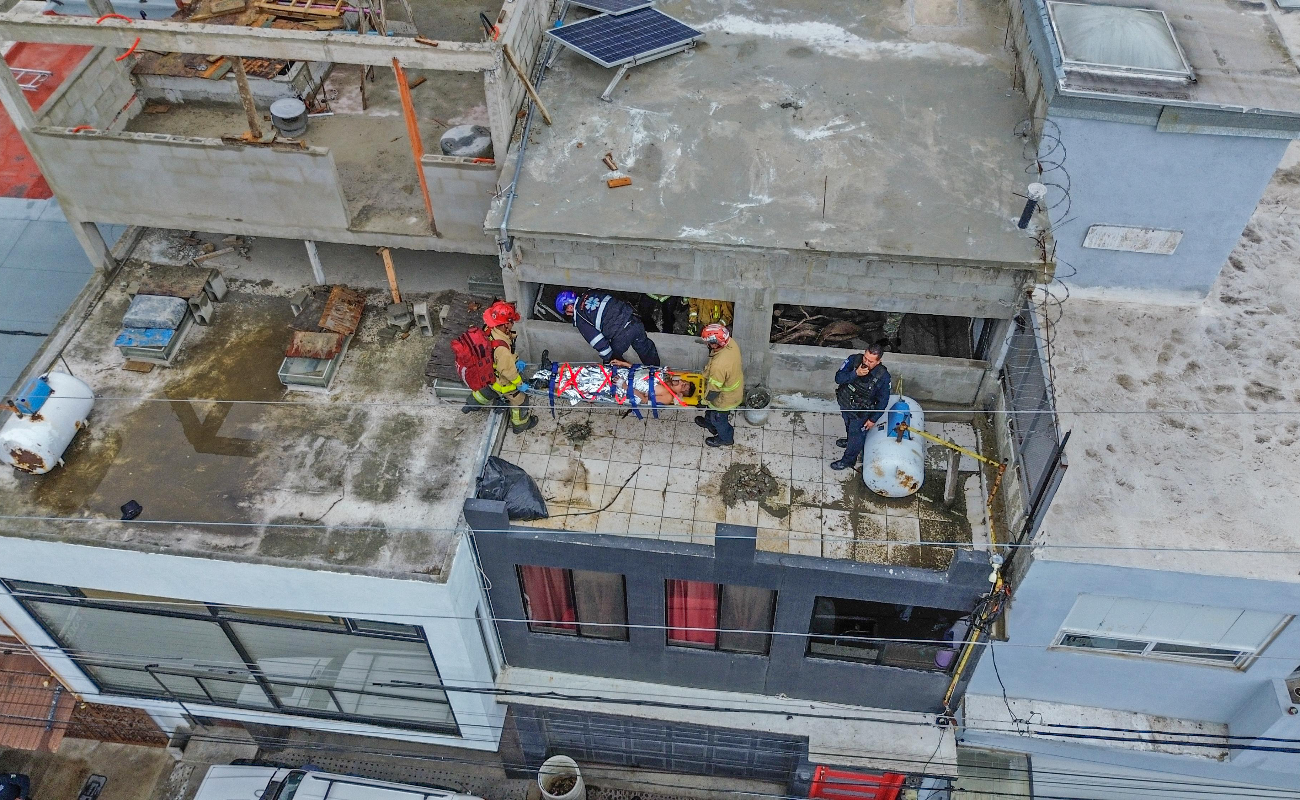 Rescatan Bomberos a hombre tras recibir descarga eléctrica