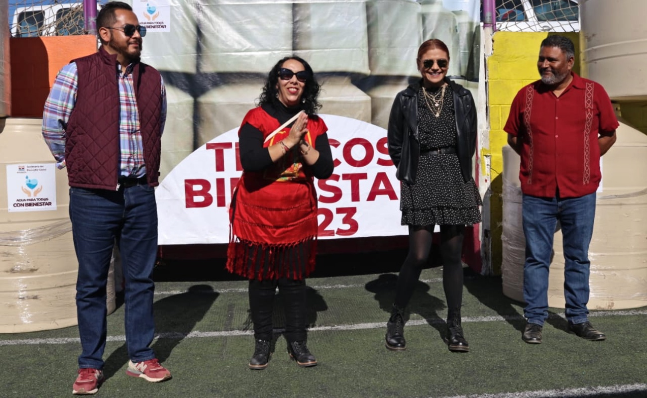 Entrega Araceli Brown tinacos a familias de la Delegación Primo Tapia