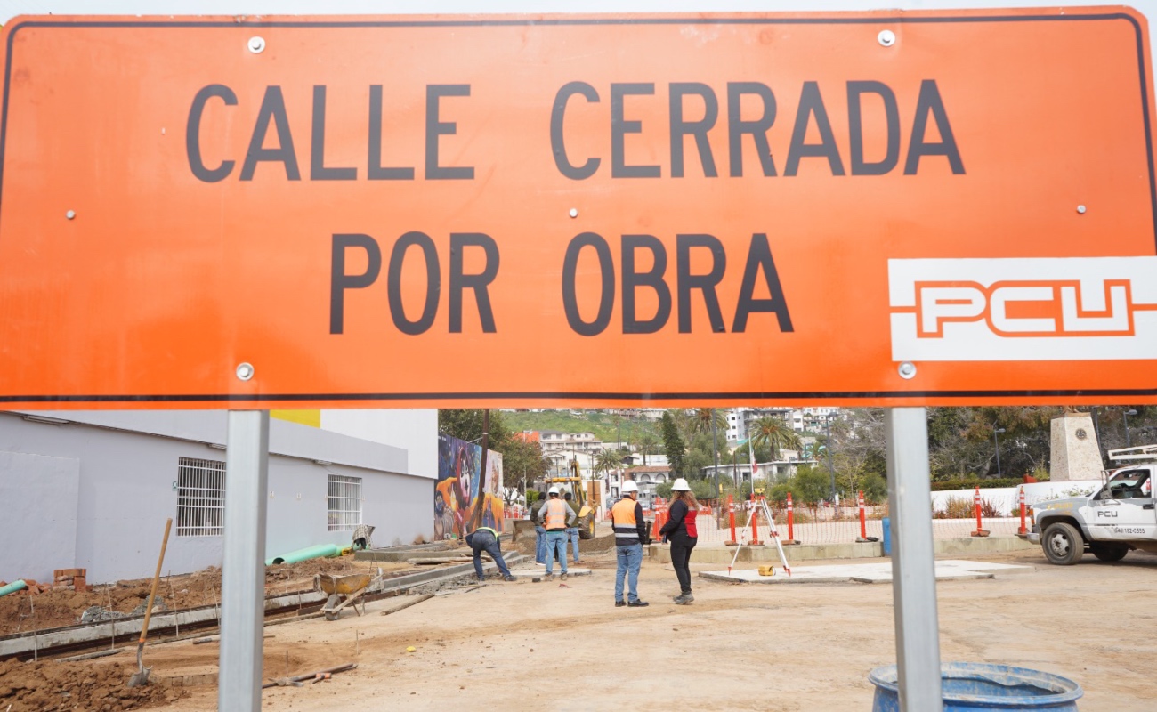 Supervisa Armando Ayala trabajos de rehabilitación vial en la avenida Juárez