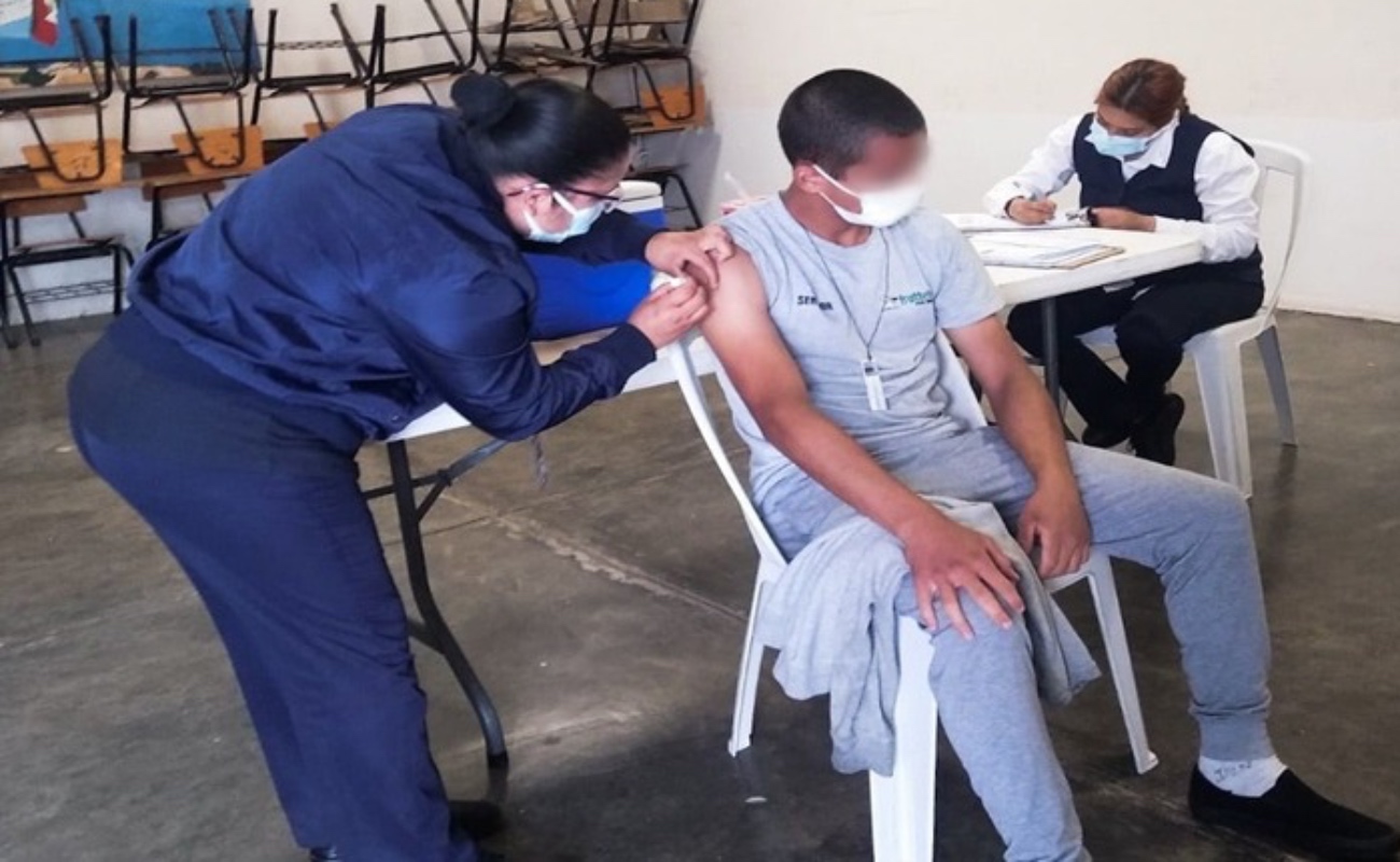 Llevan jornada de vacunación al Centro Penitenciario de Ensenada