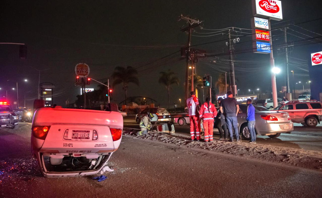 Taxista ebrio provoca accidente y vuelca en Loma Bonita