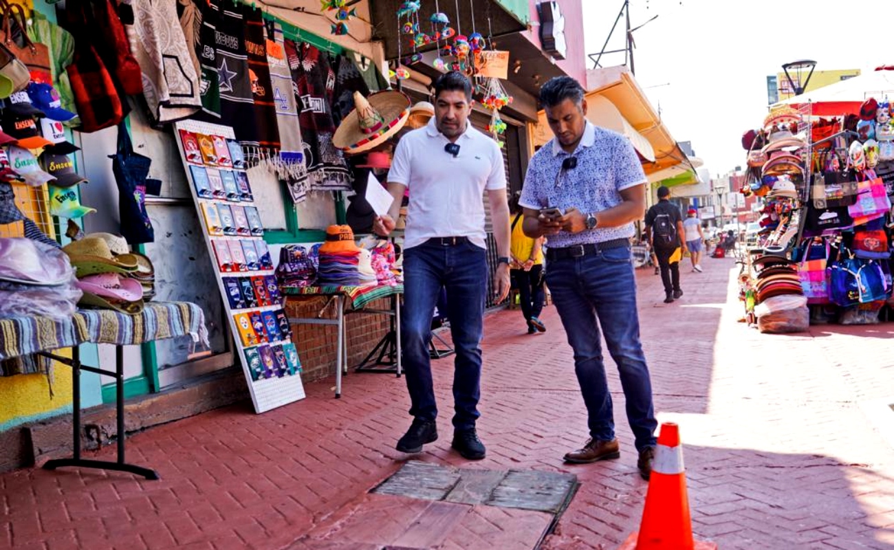 Gobierno de Ensenada remoza banquetas de la calle Primera