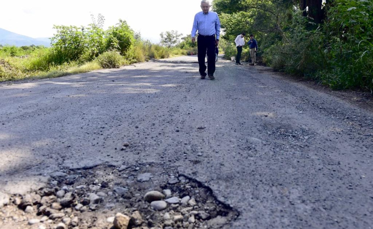 Urge López Obradores a gobernadores atender mal estado de carreteras