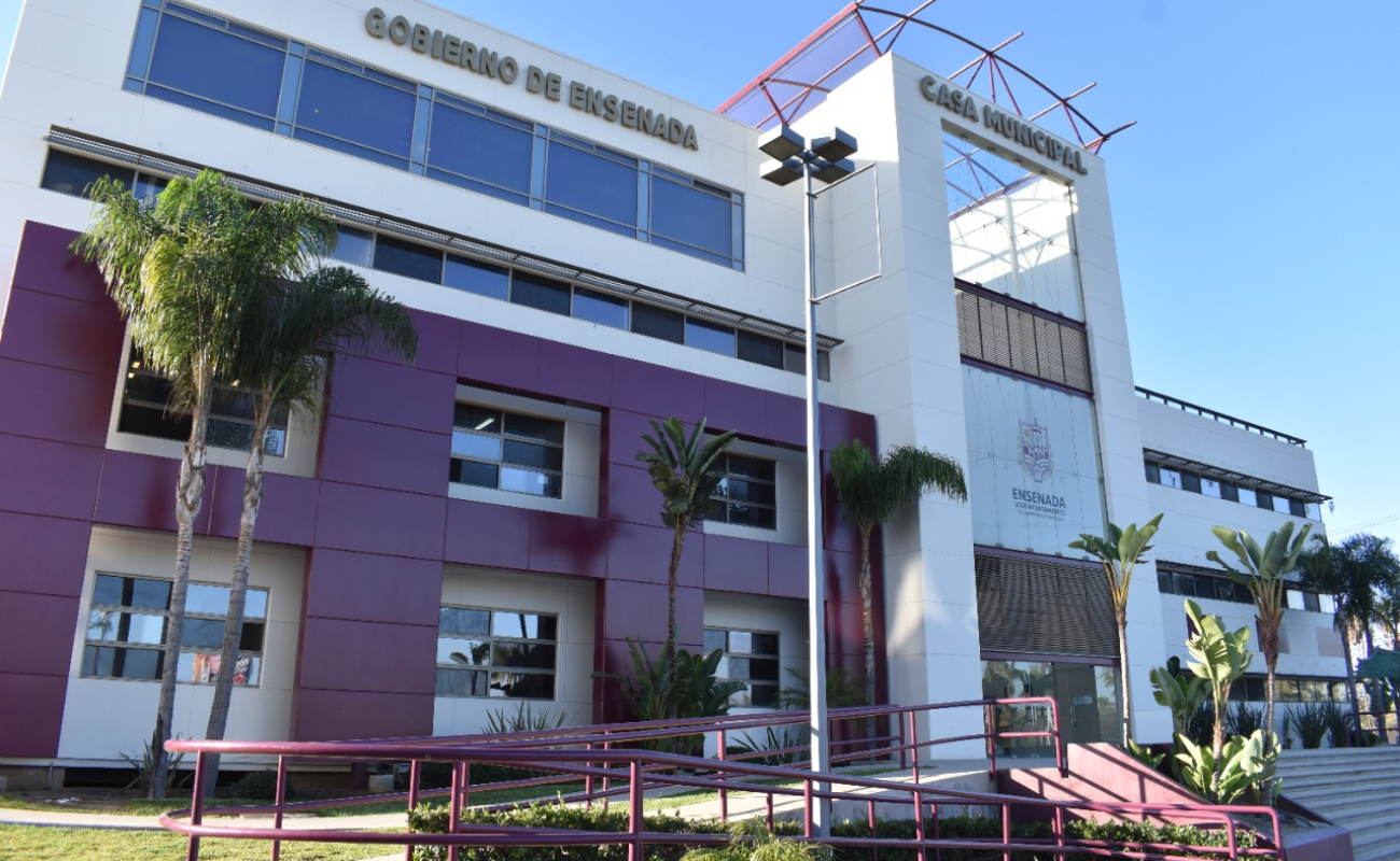 Paran labores burócratas de Ensenada, Ayuntamiento denuncia afectaciones en servicios