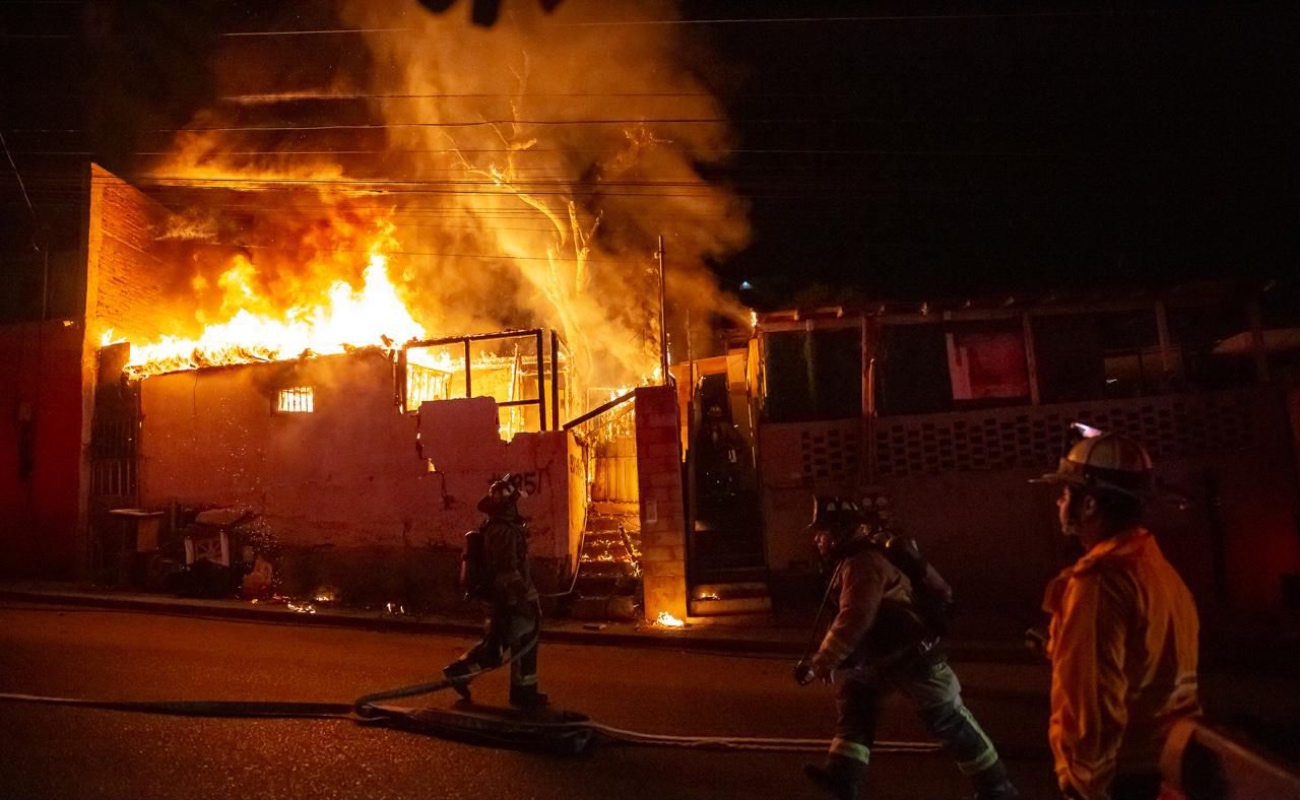 Incendio consume vivienda en la colonia Independencia