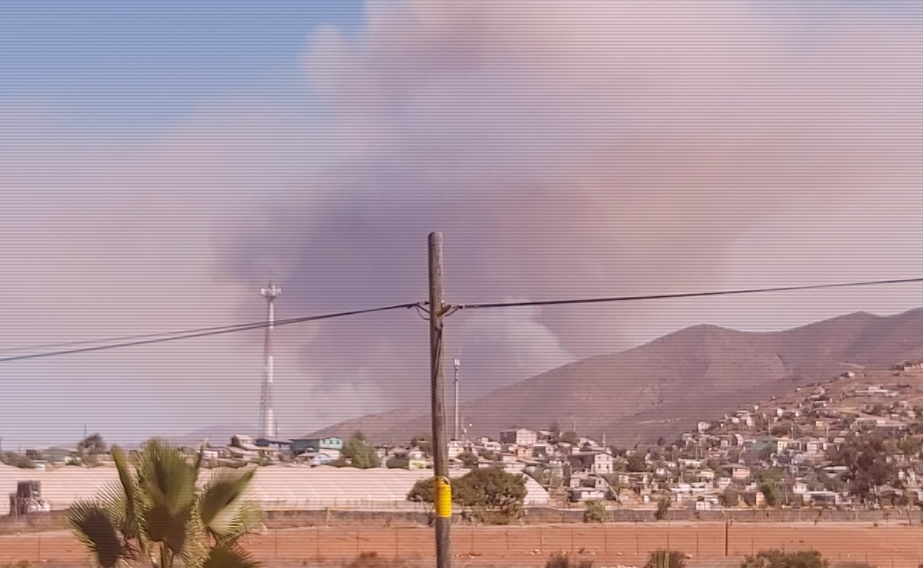 Combaten incendios en Ensenada