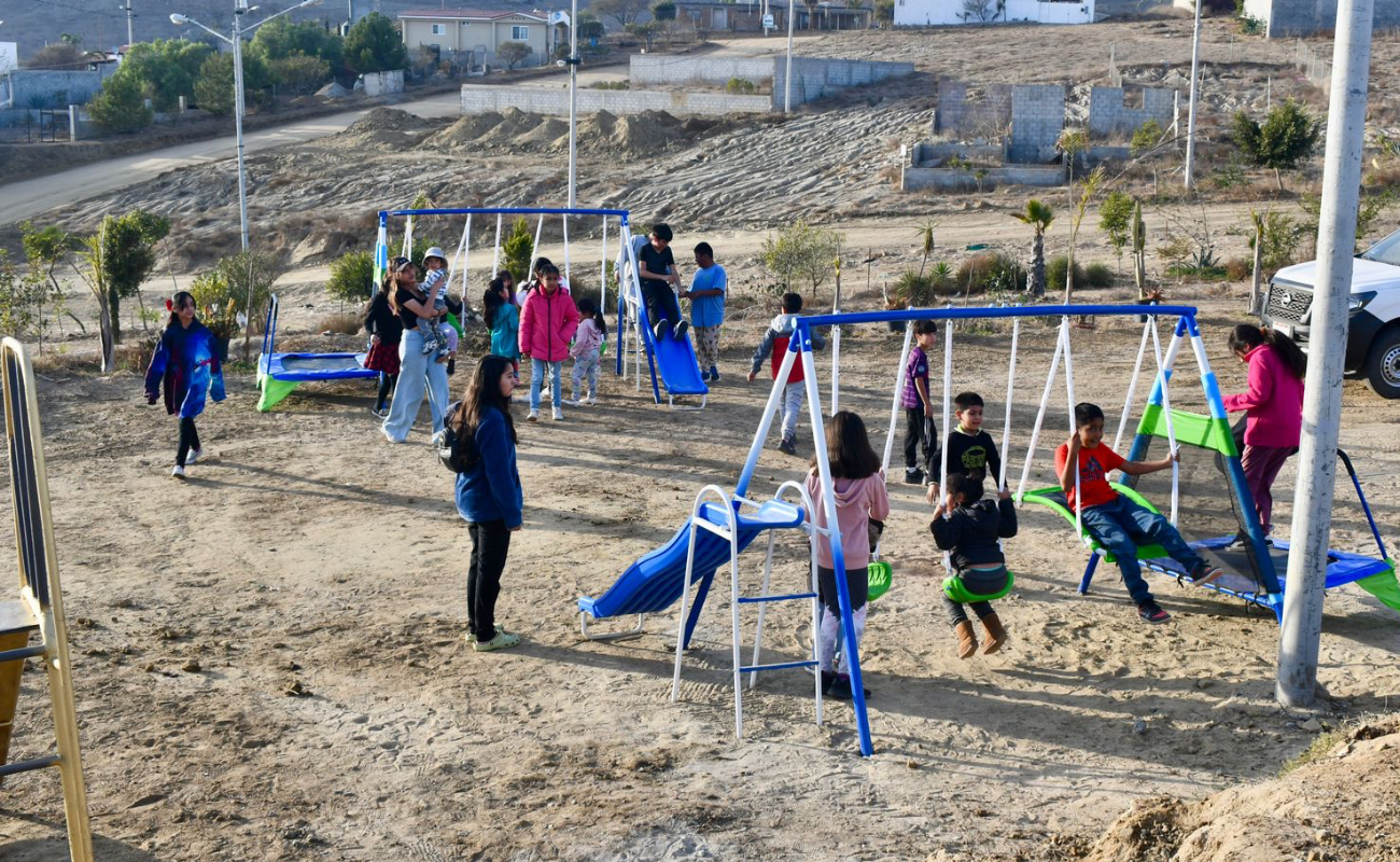 Entrega alcaldesa de Rosarito renovado Parque en Rancho 40