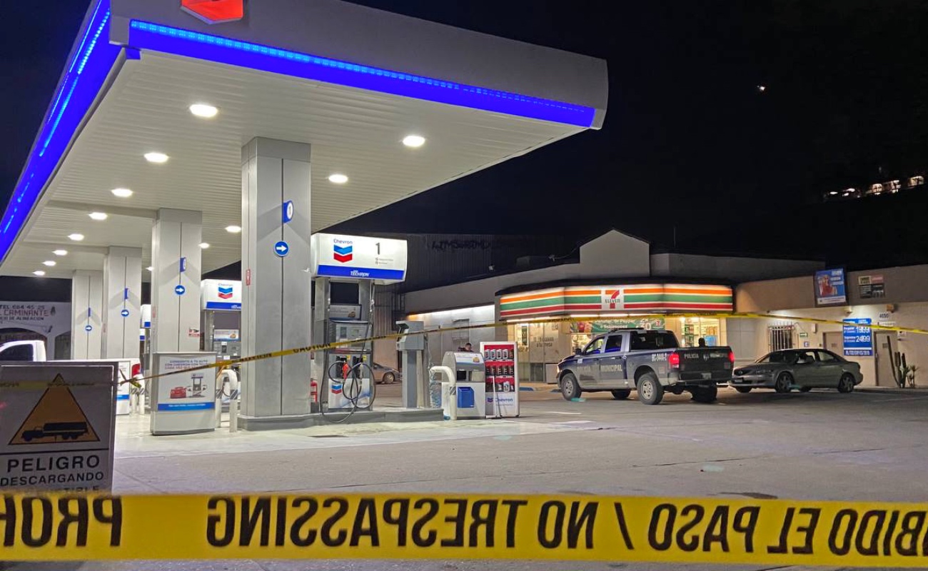 Asesinan a dos jóvenes en estacionamiento de gasolinera
