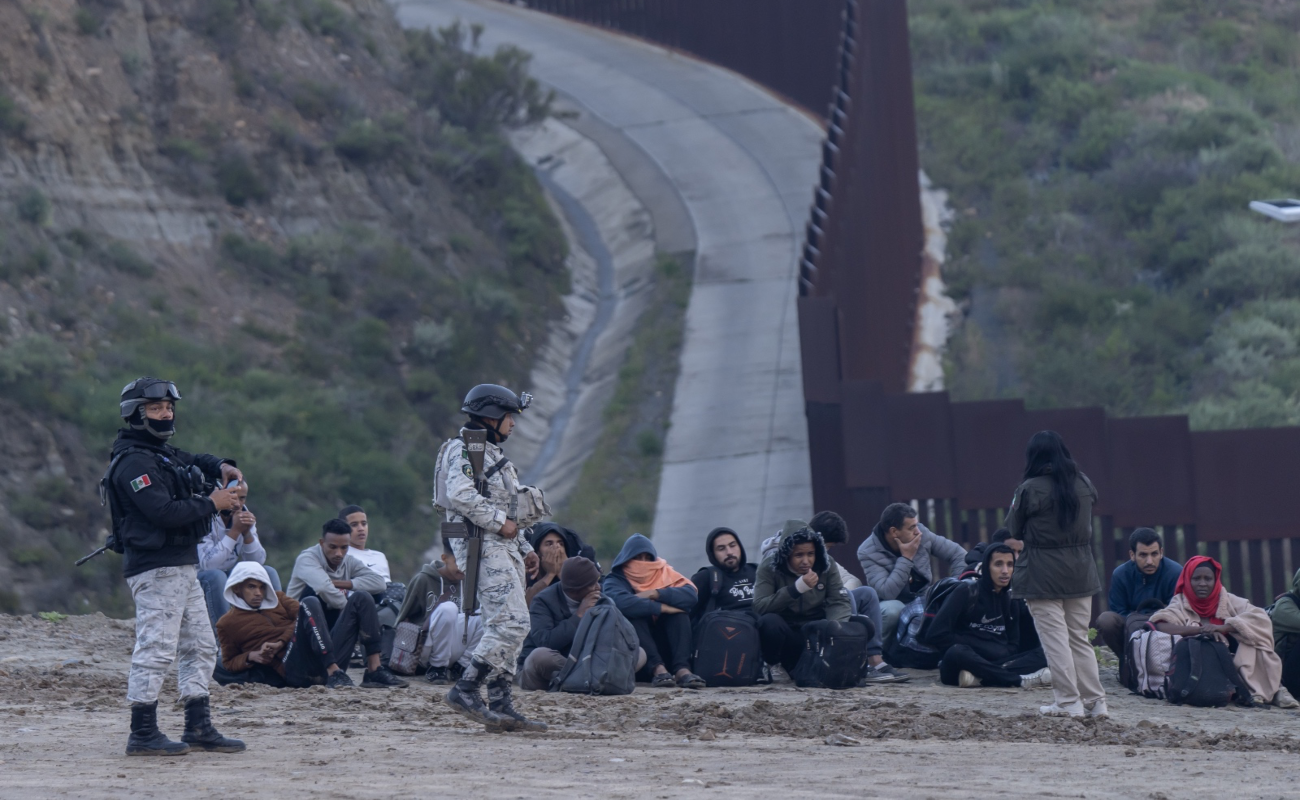 Evita Policía Municipal que 63 migrantes crucen el muro fronterizo