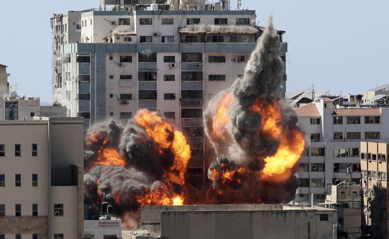 Israel bombardea y derriba edificio que albergaba oficinas de medios de comunicación