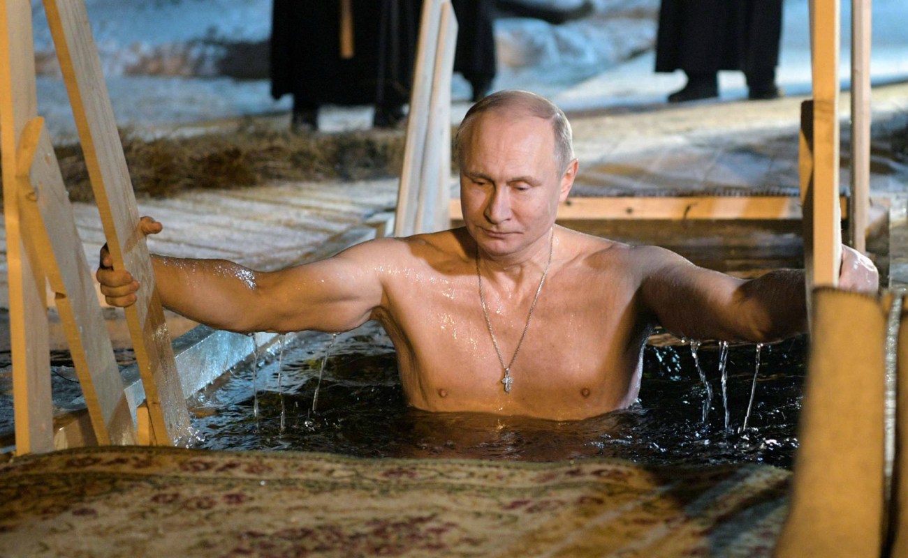 Putin celebra Epifanía con un baño en lago helado