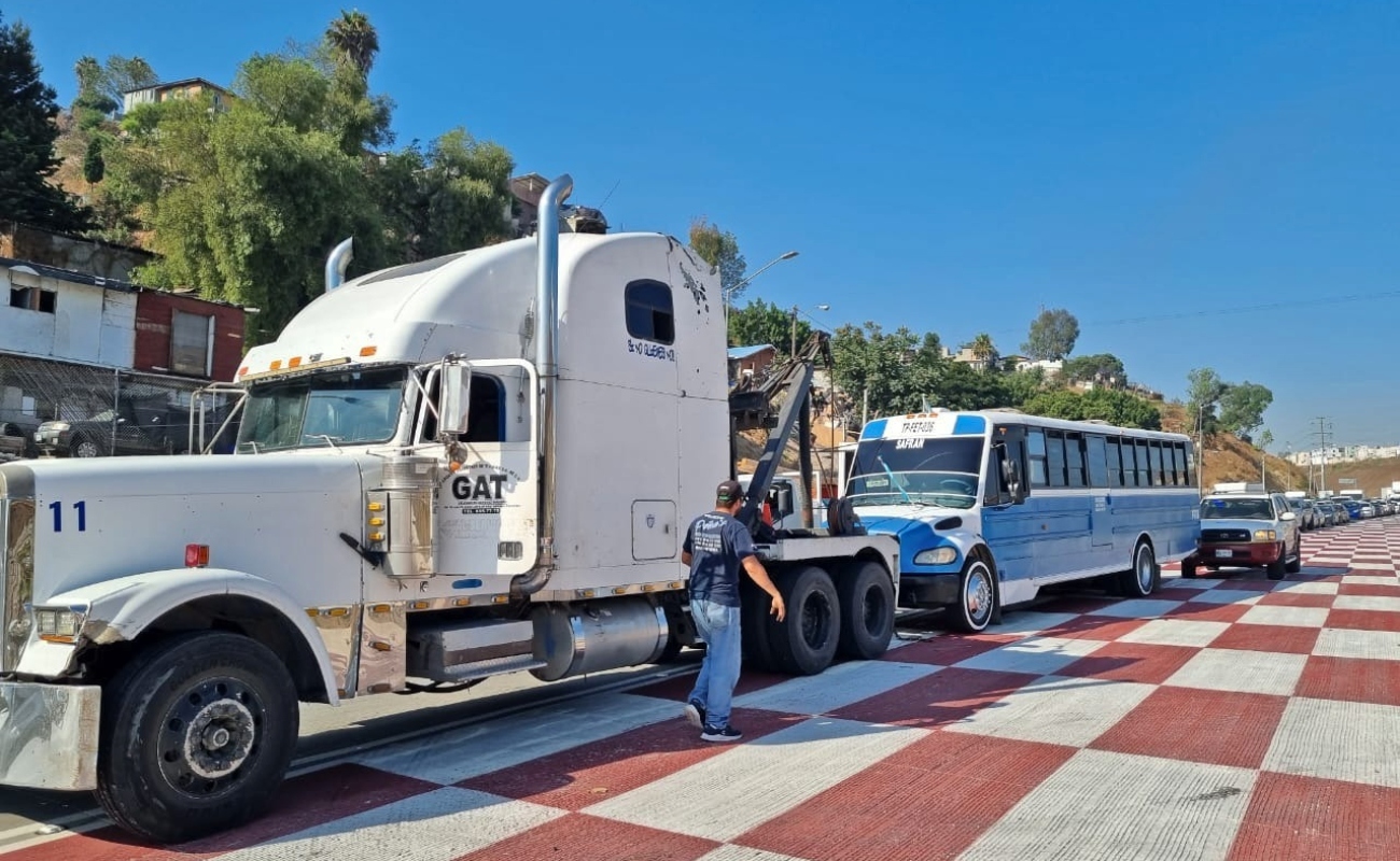 Remolca Ayuntamiento de Tijuana autobús que invade carril de rampa de frenado