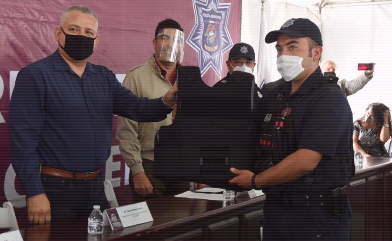 Entregan chalecos antibalas, equipo y estímulos económicos a policías destacados de Ensenada