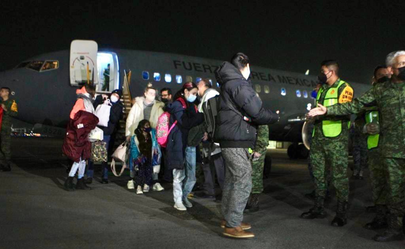 Llegan a CDMX primeros mexicanos evacuados de Ucrania