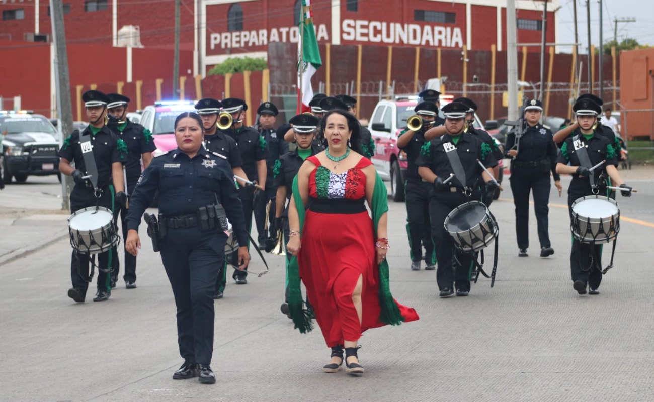 Preside Araceli Brown Desfile Cívico por Independencia de México