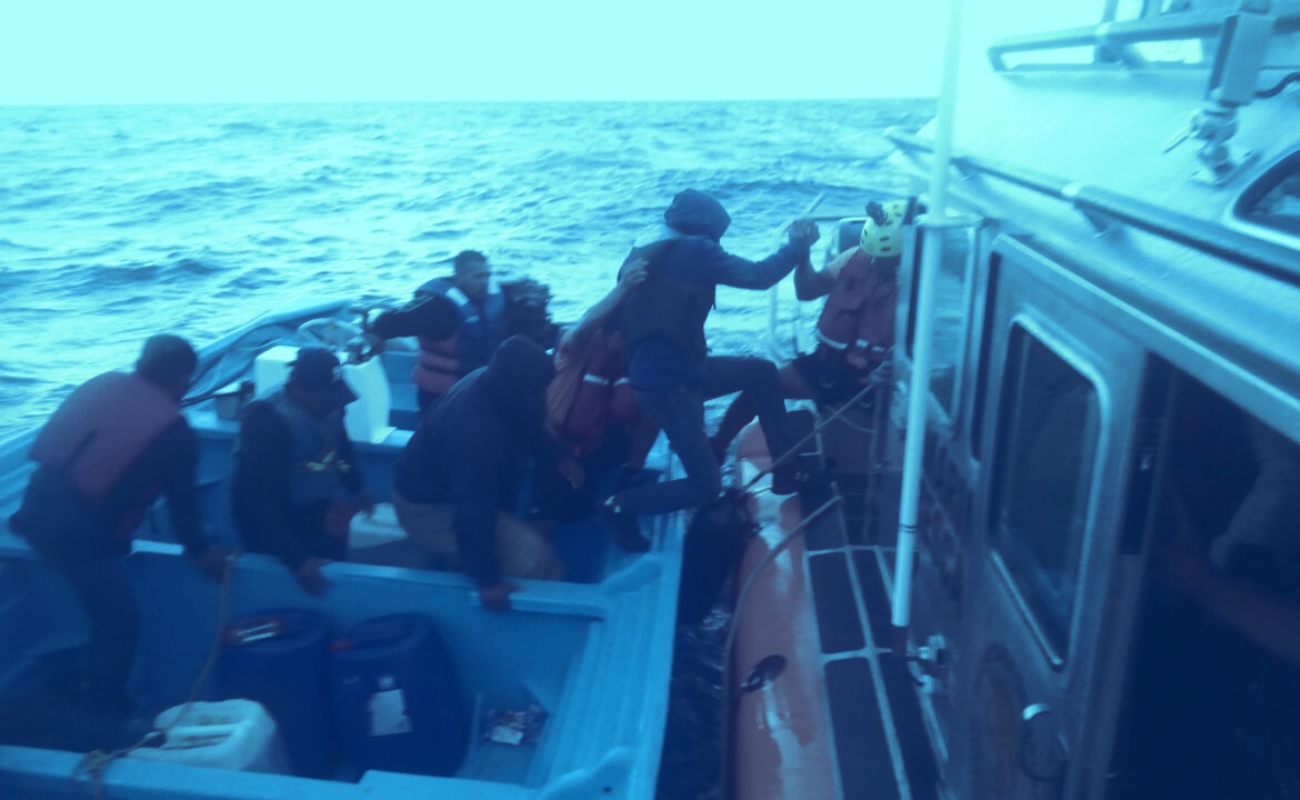 Rescata Marina a 15 personas a la deriva frente a La Misión