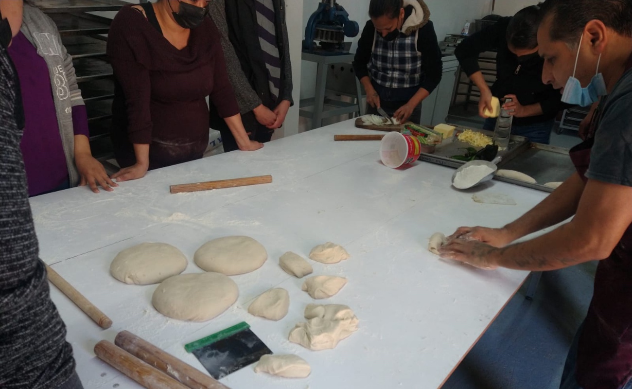 Ofrecen taller de panadería a personas en rehabilitación de adicciones