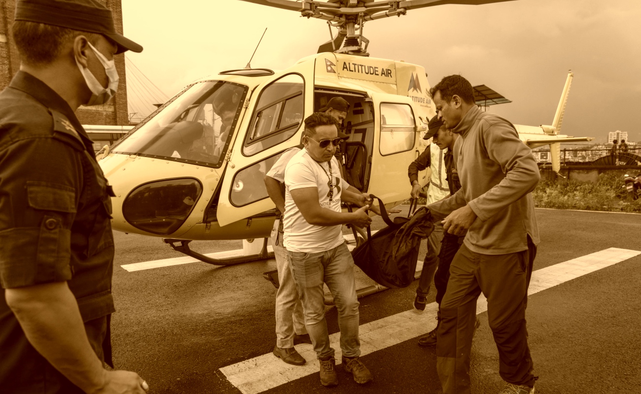 Mueren cinco mexicanos al estrellarse helicóptero en el Monte Everest