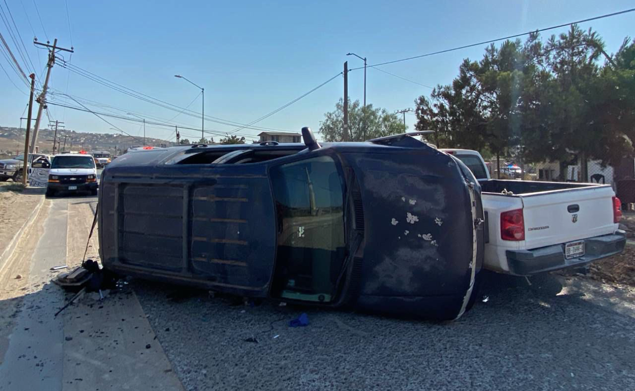 Persona lesionada en choque y volcadura sobre la antigua carretera Tijuana-Tecate