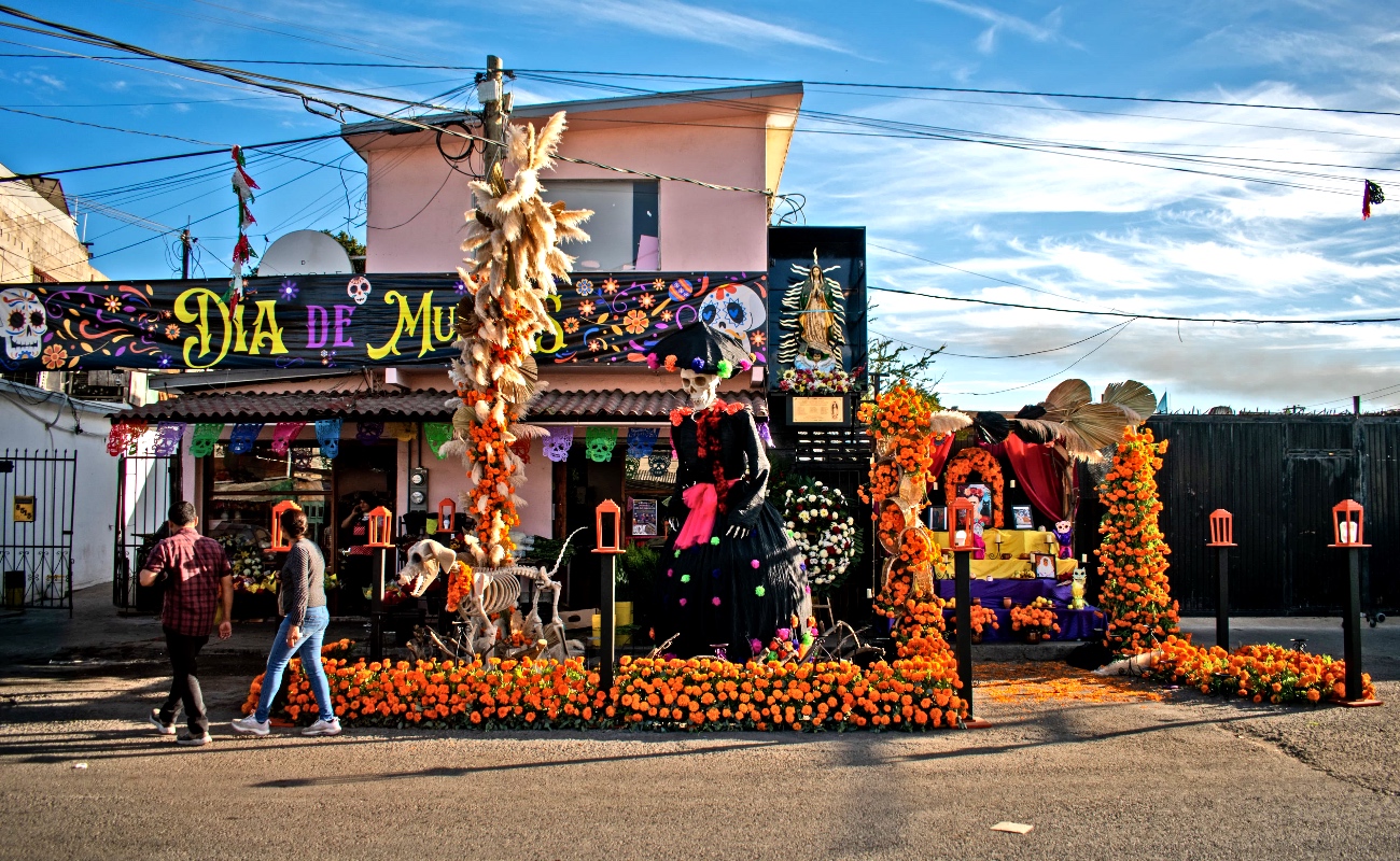 Montan floristas Altar de Muertos en la Calle Quinta