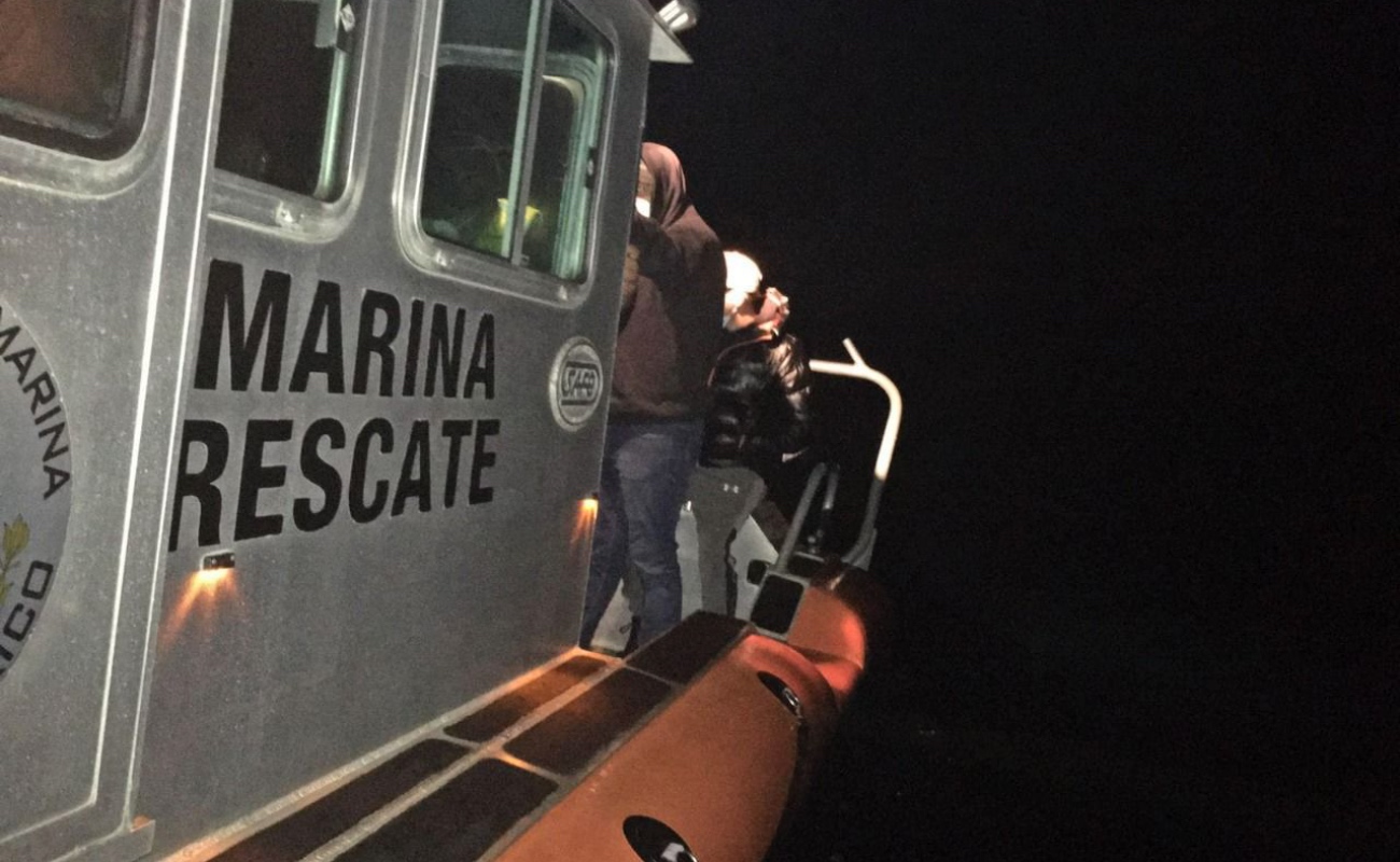 Rescata Marina a dos rumanos y ocho mexicanos a la deriva en el mar