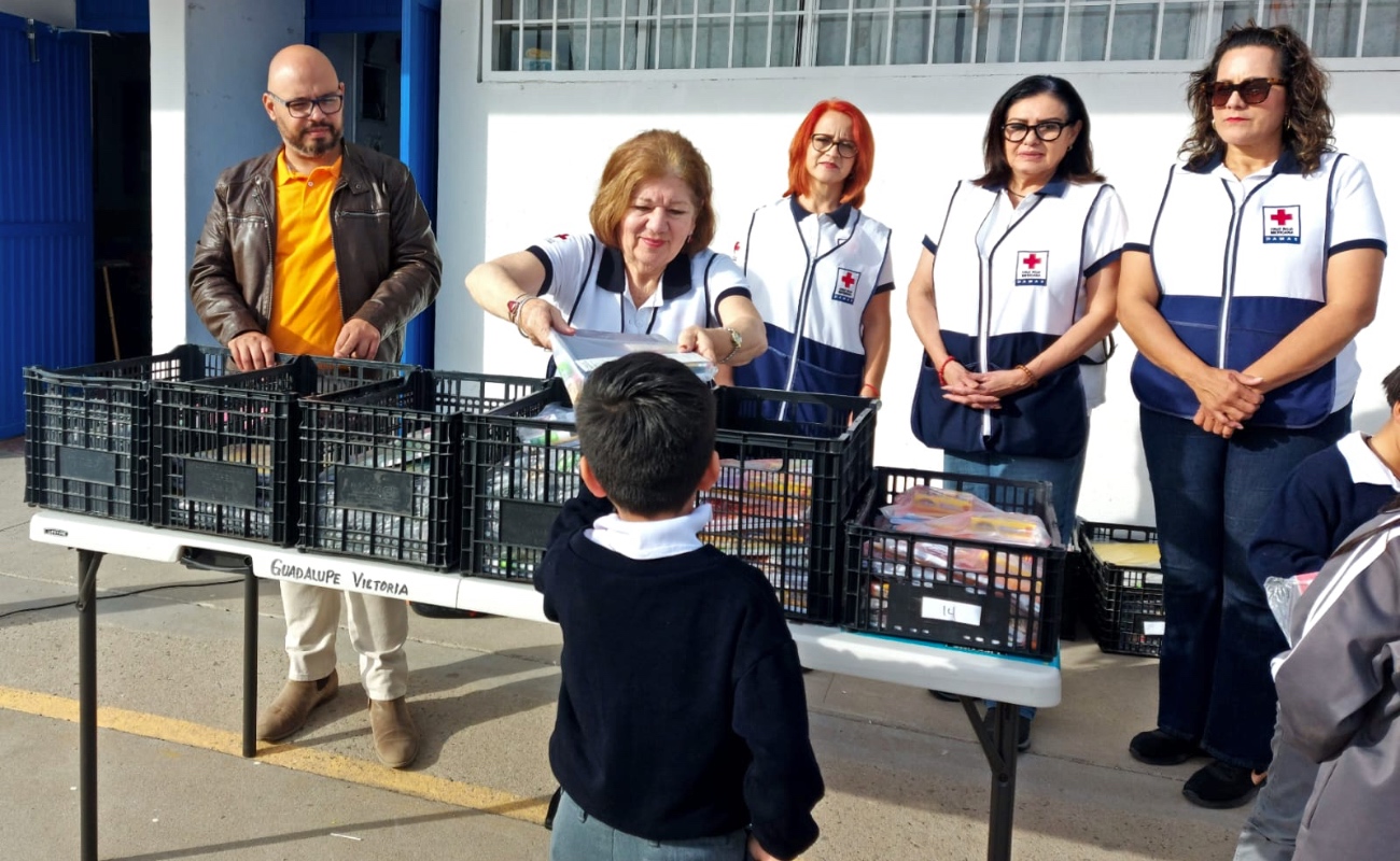 Entrega Secretaría de Educación y damas voluntarias de Cruz Roja útiles a alumnos de primarias en Rosarito