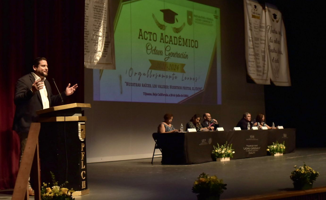 Exhorta Ismael Burgueño a jóvenes graduados de la PFLC II a no renunciar a sus sueños y metas profesionales