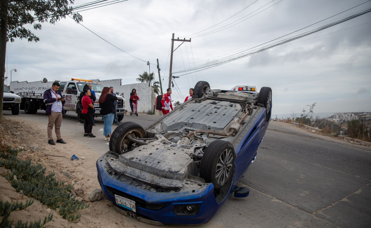 Conductora vuelca auto en la Tejamen; salió ilesa