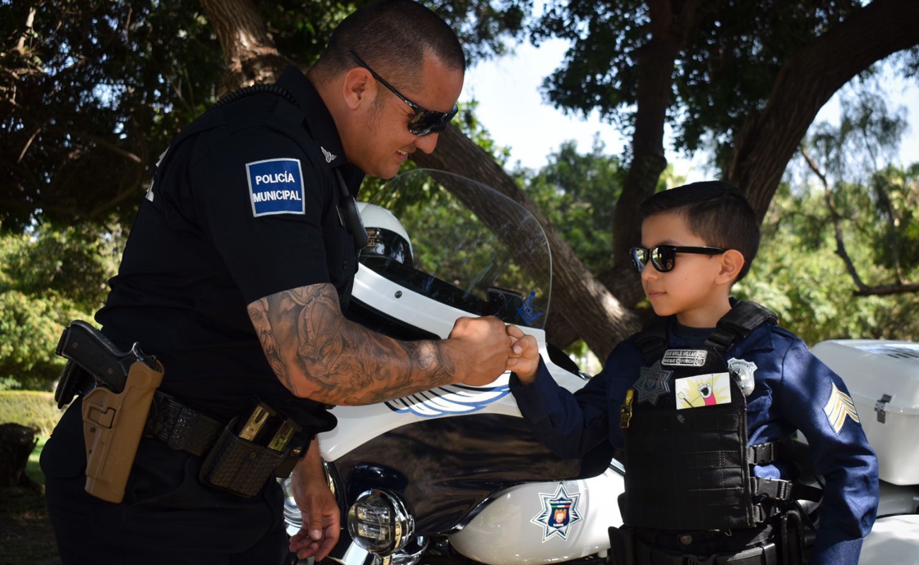 Festejan en el Día del Niño a hijos de policías y bomberos en Tijuana