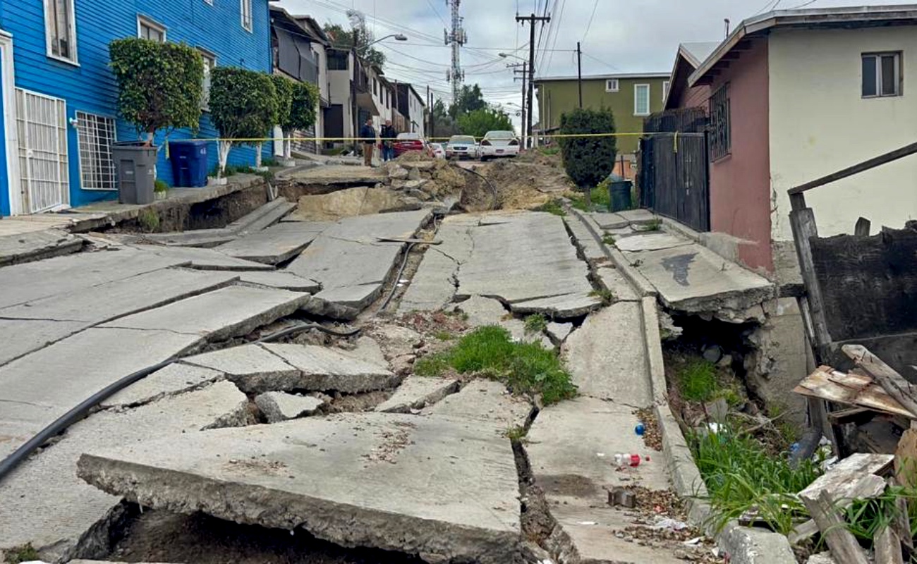 Fuga de agua ocasiona colapso de calle en colonia Del Río