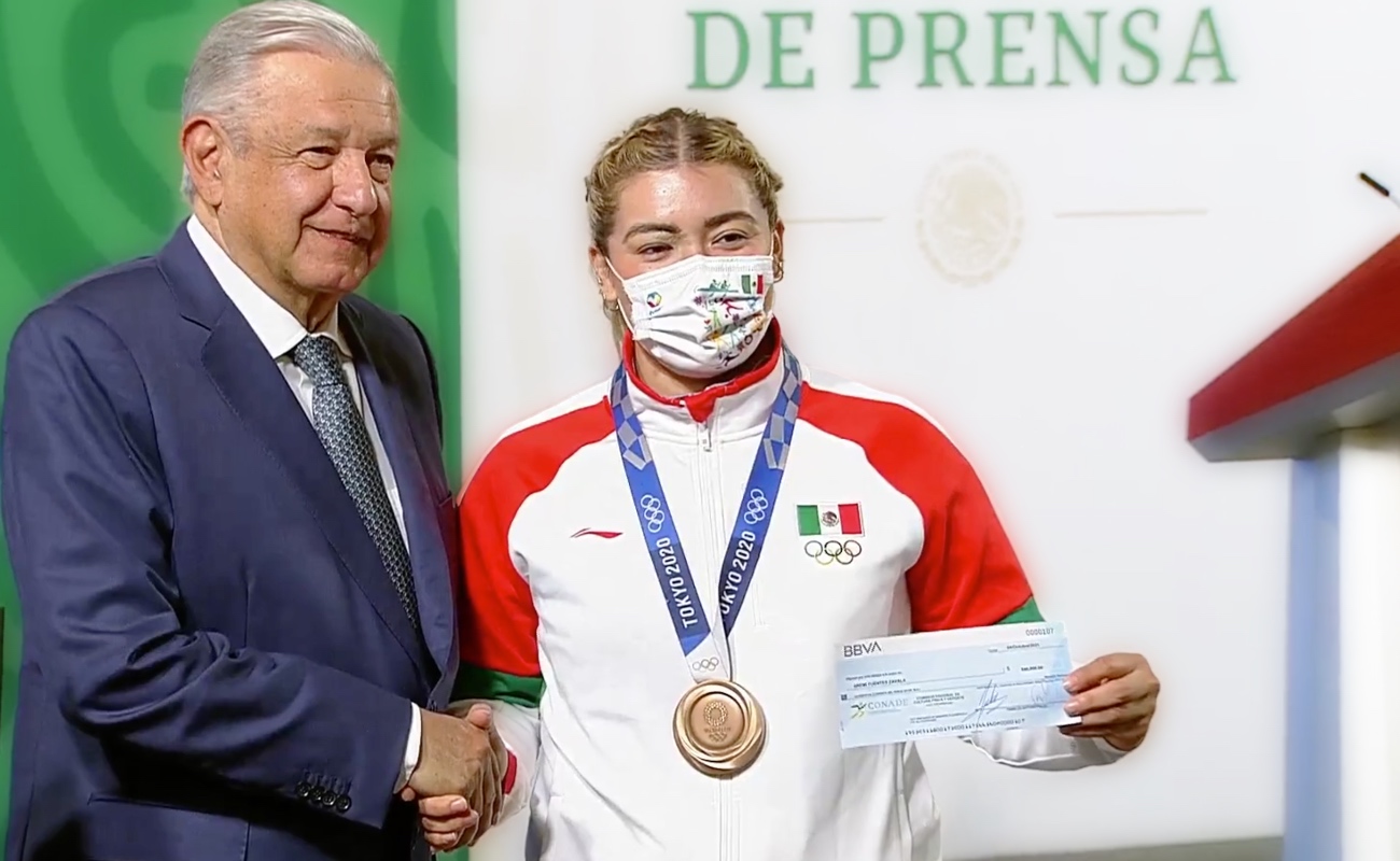 Entrega López Obrador premios a medallistas de Tokio 2020 por 110 millones de pesos