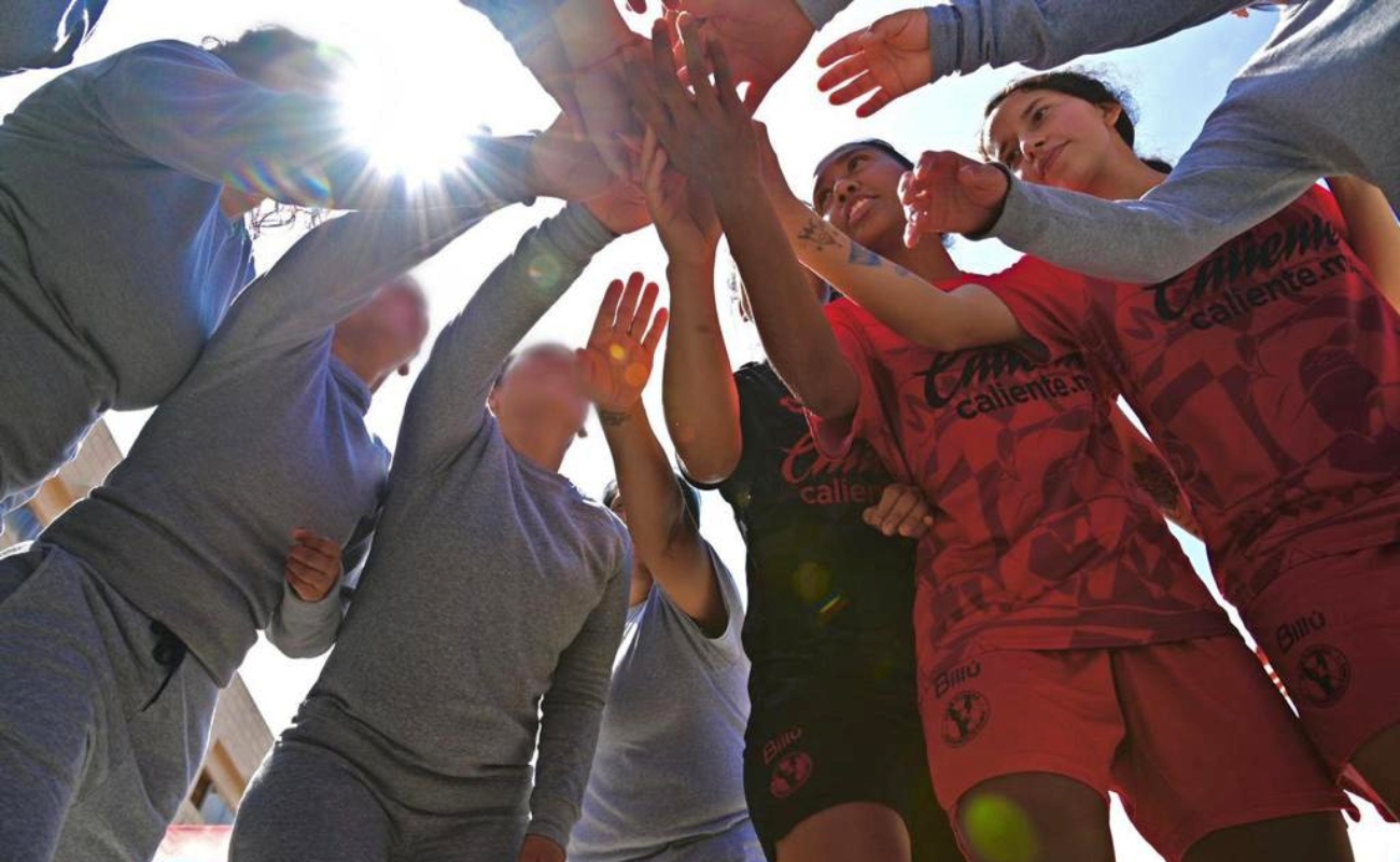 Comparte Club Xoloitzcuintles Femenil clínica de fútbol con mujeres privadas de la libertad del Cereso Tijuana