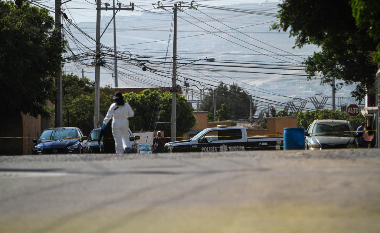 Hallan cuerpo sin vida de una mujer en caja de plástico