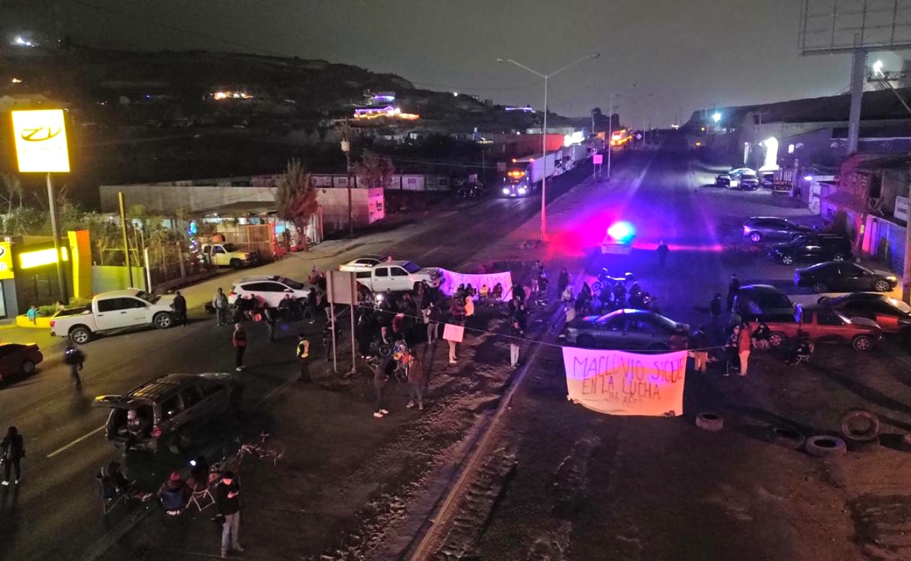 Mantienen bloqueo sobre la carretera libre Tijuana - Tecate