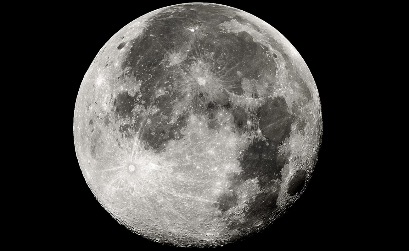 ¡Es oficial! NASA confirma existencia de hielo en polos de la Luna