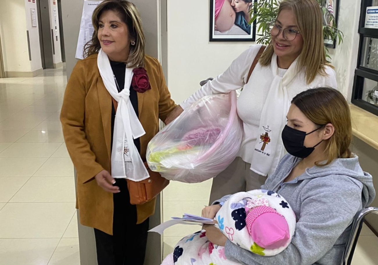 Reciben pacientes del hospital materno infantil de mexicali paquetes navideños donados por comunidad del perpetuo socorro