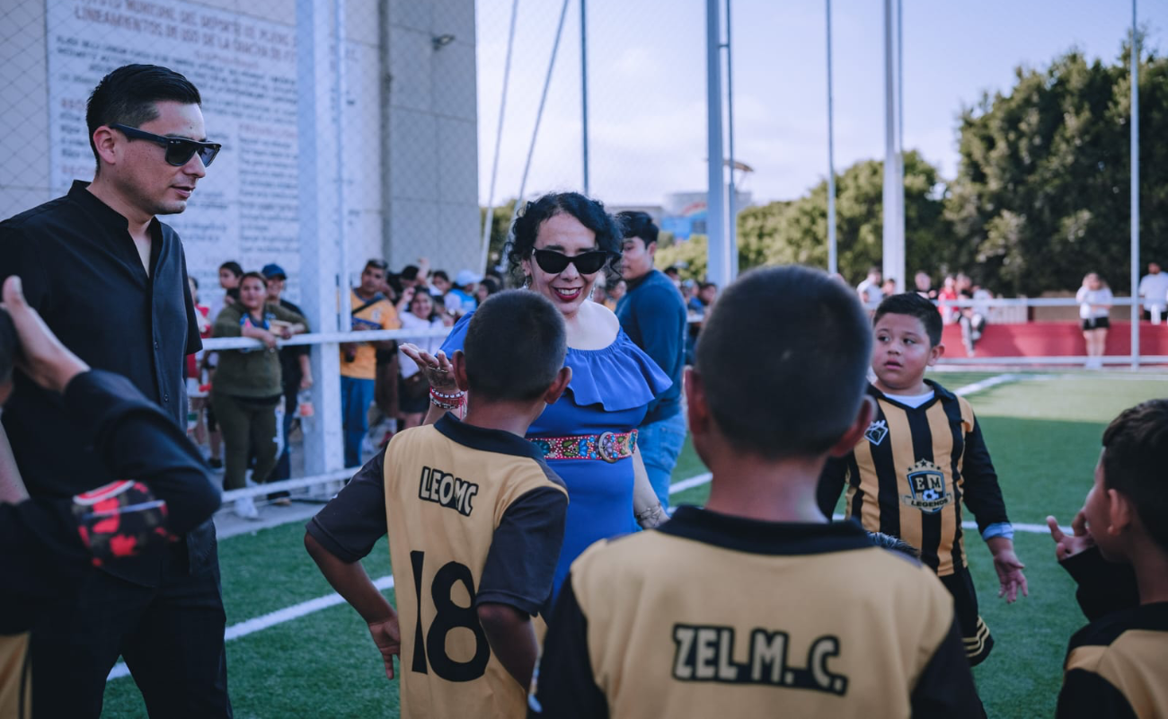 Entrega Araceli Brown campo de fútbol renovado en la Unidad Deportiva Andrés Luna Rodríguez