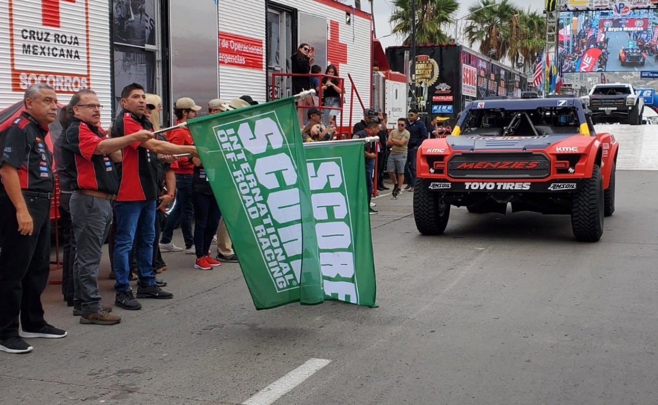 Da alcalde Armando Ayala banderazo de arranque de la Score Baja 400