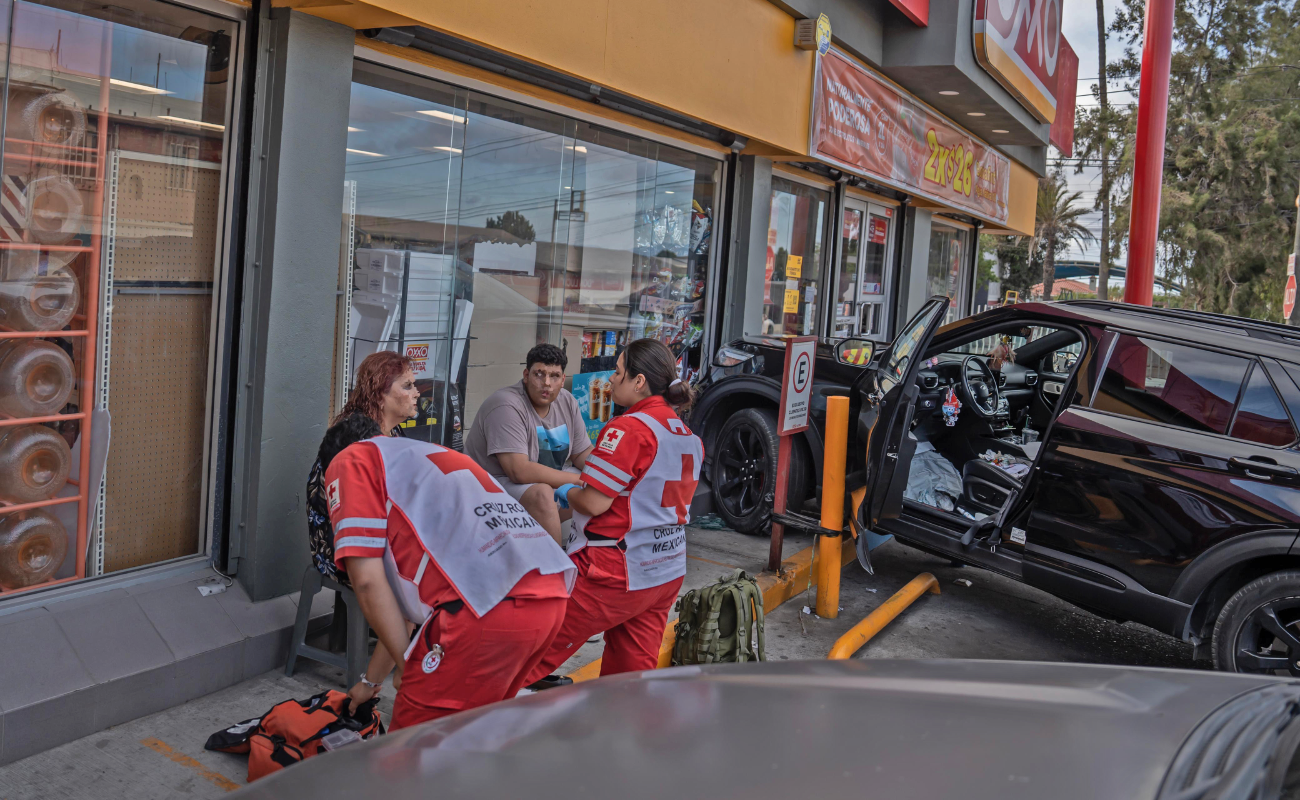 Choca sexagenaria contra fachada de OXXO