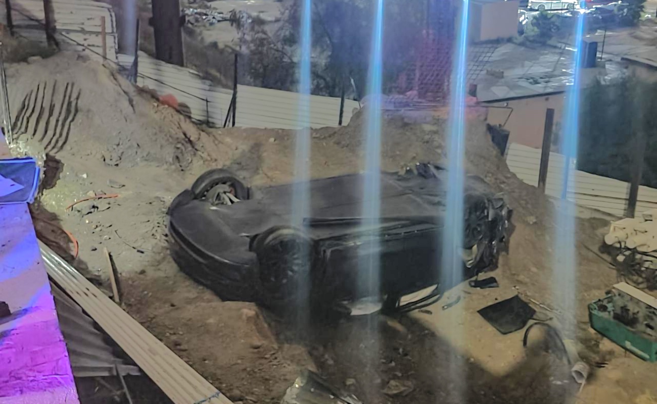 Conductor impacta su vehículo Tesla contra cerco en el bulevar Agua Caliente; termina volcado